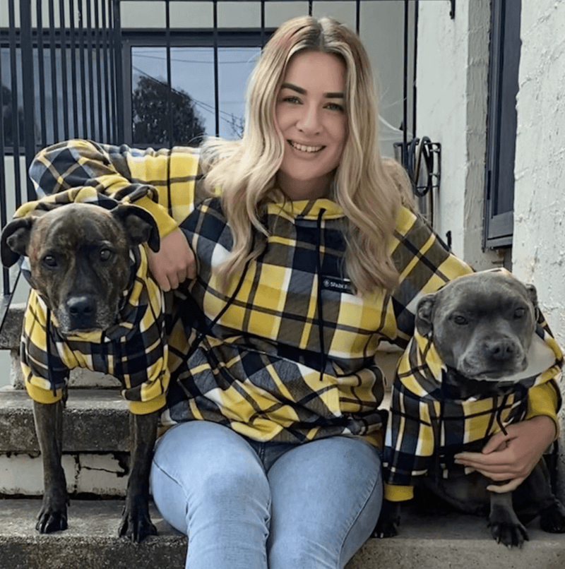 Gele geruite menselijke hoodie